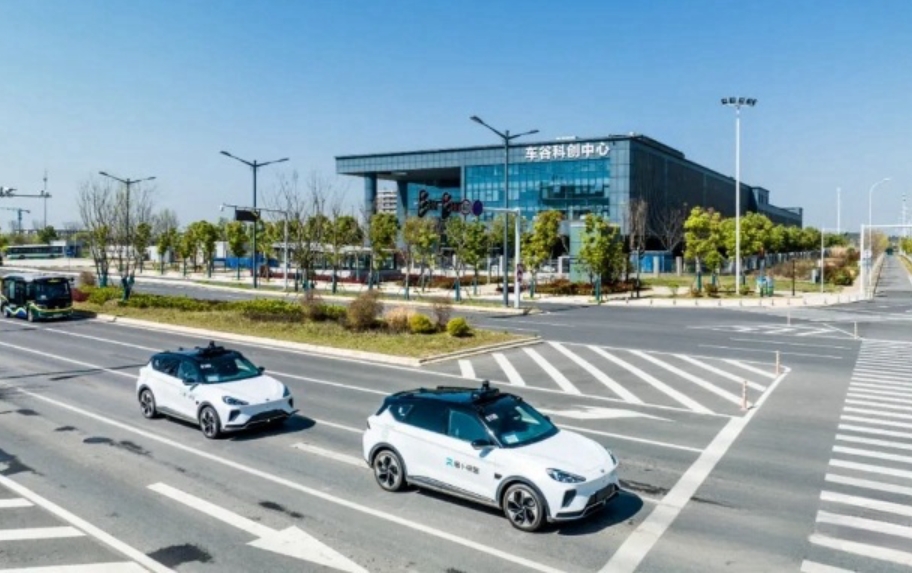 Wuhan Robotaxi Glitch Leaves Passengers Stranded Mid-Traffic, Raises Safety Concerns